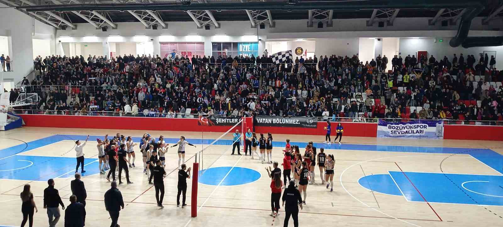 Bozüyük Belediyesi Kadın Voleybol Takımı galibiyeti kutladı