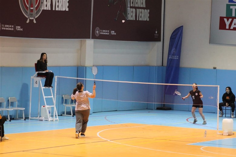 Okul Sporları Gençler Badminton İl Birinciliği Heyecanı Afyonkarahisar'da Yaşandı