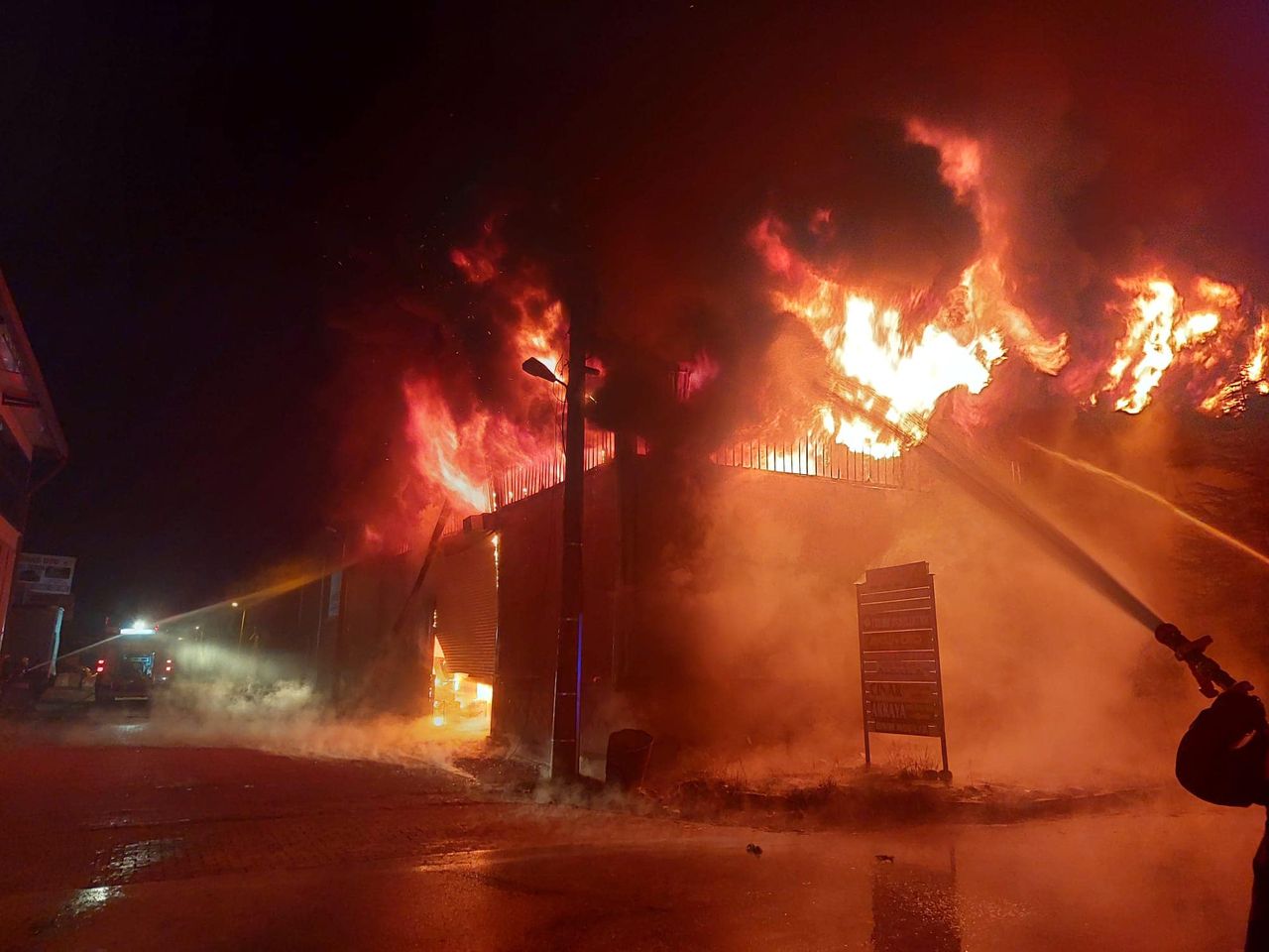 İYİ Parti, yangın faciasında afetzedelere destek çağrısı yapıyor.
