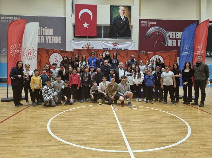 Afyonkarahisar'da Yarıyıl Badminton Turnuvası Sona Erdi