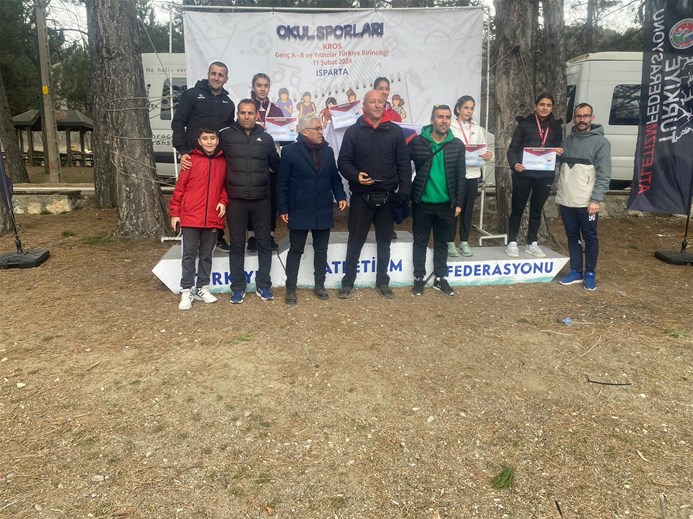 Isparta'da düzenlenen Okul Sporları Kros Türkiye Şampiyonası'nda Hamide Nur Tekdemir Türkiye dördüncüsü oldu.