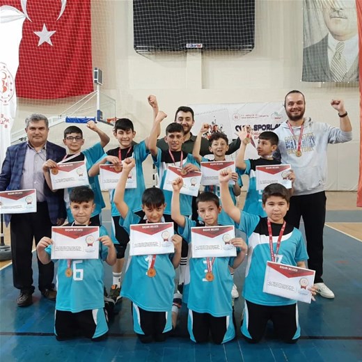 Afyonkarahisar Ortaokulu Voleybol Takımı Şampiyon!