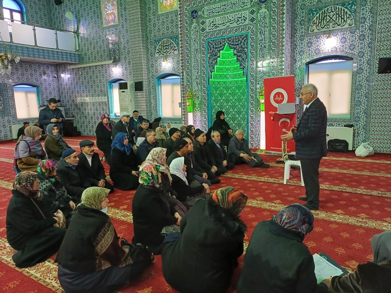 Afyonkarahisar'da düzenlenen Umre Semineri, vatandaşlara önemli bilgiler sunuyor.