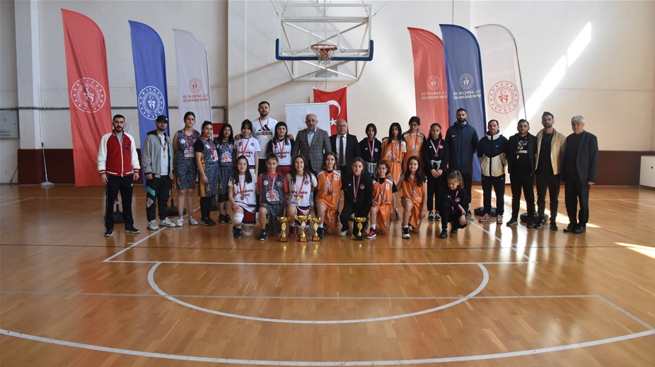 Afyonkarahisar'da Okul Sporları Basketbol Turnuvası Son Buldu