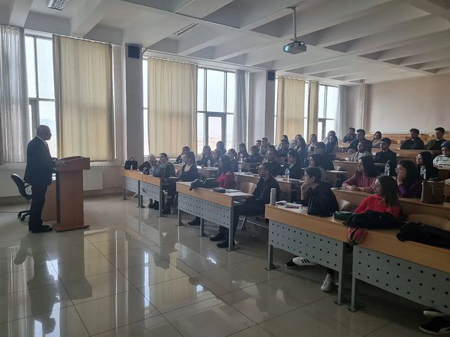 Afyon Kocatepe Üniversitesi Hukuk Fakültesi öğrencileri, avukatlık ve noterlik hukukuyla ilgili eğitim aldı. (8 kelime)