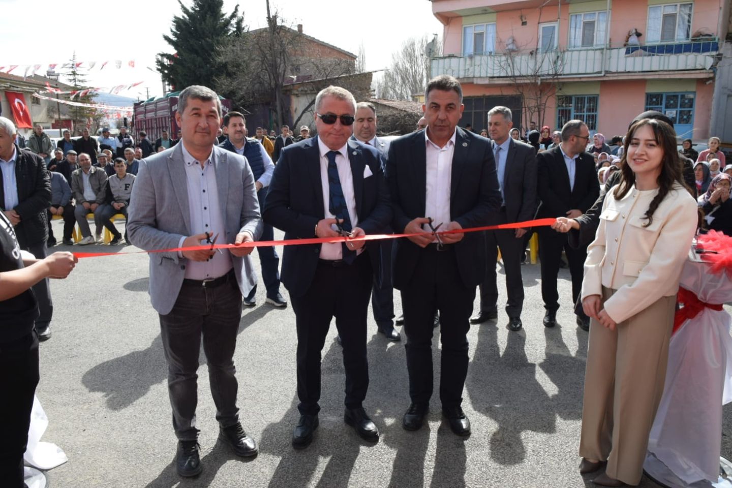 İyi Parti Milletvekili Hakan Şeref Olgun, Çay'da eczane açılışına katıldı!