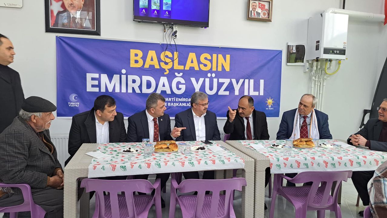 Ak Parti'nin Emirdağ'daki Seçim Koordinasyon Merkezi'nde halkla buluşma