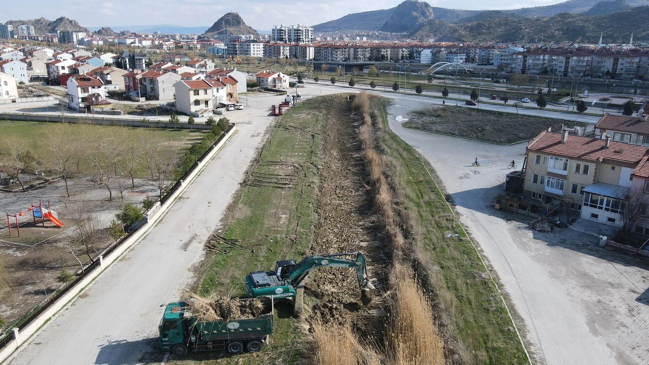 Afyonkarahisar'da Akarçay'a bağlanan drenaj kanalında yatak düzenleme başladı