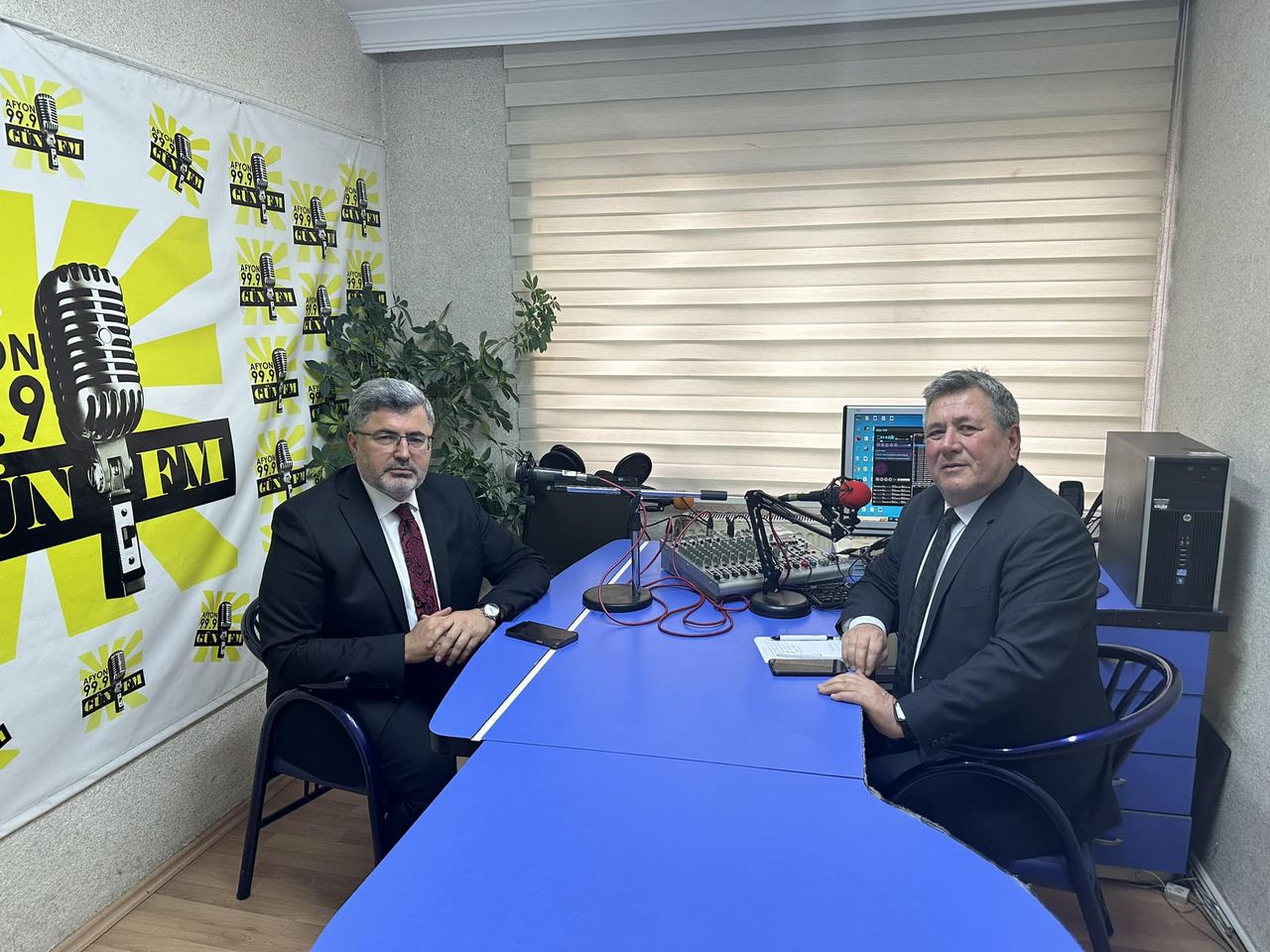 AK Partili Milletvekili Ali Özkaya, Radyo Programında Görüşlerini Paylaştı ve Radyo İstasyonu Yöneticisiyle Görüştü.