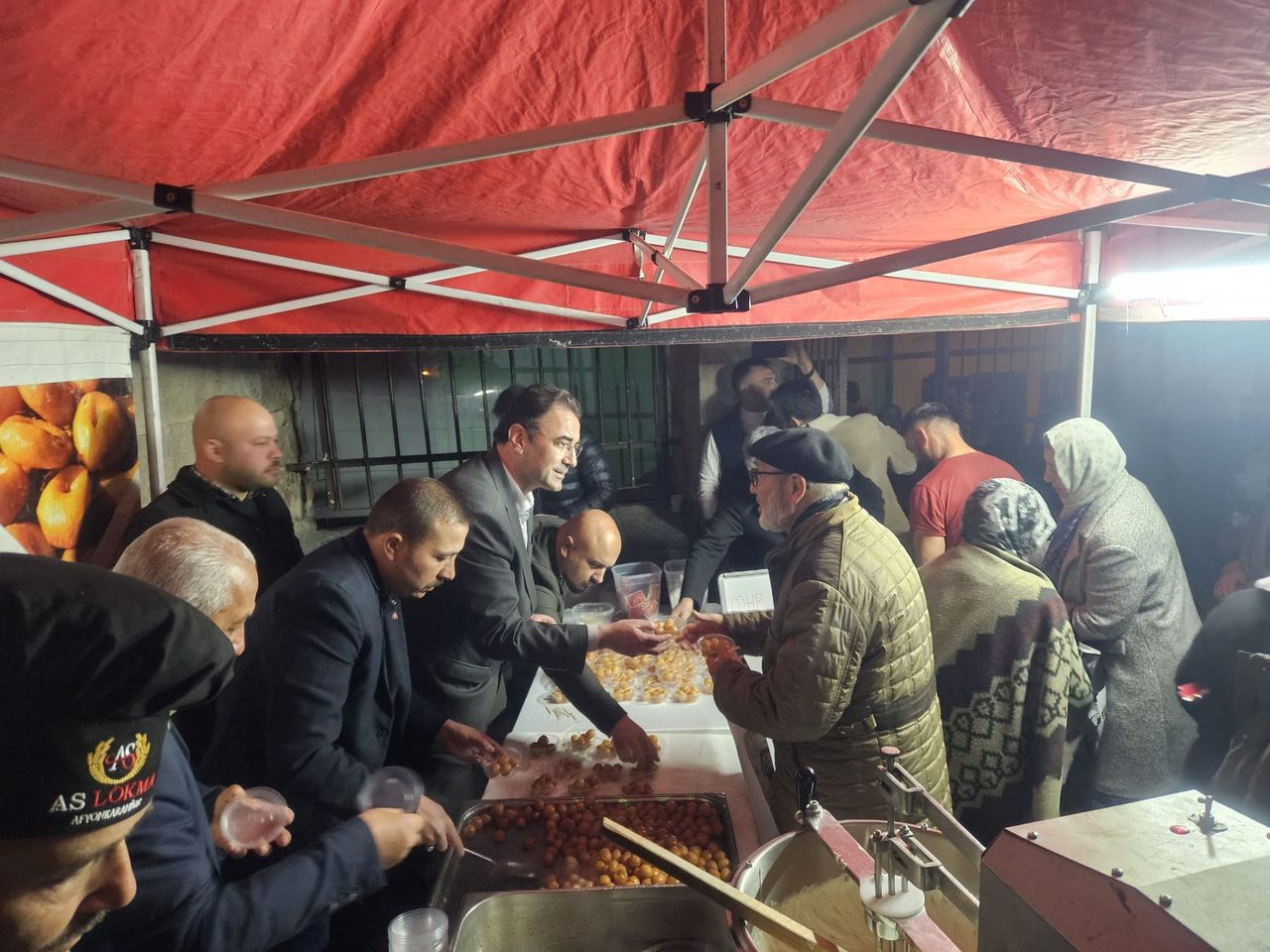 MHP Adayı Sezer Küçükkurt, Afyonkarahisar'da Vatandaşlara Lokma Dağıttı