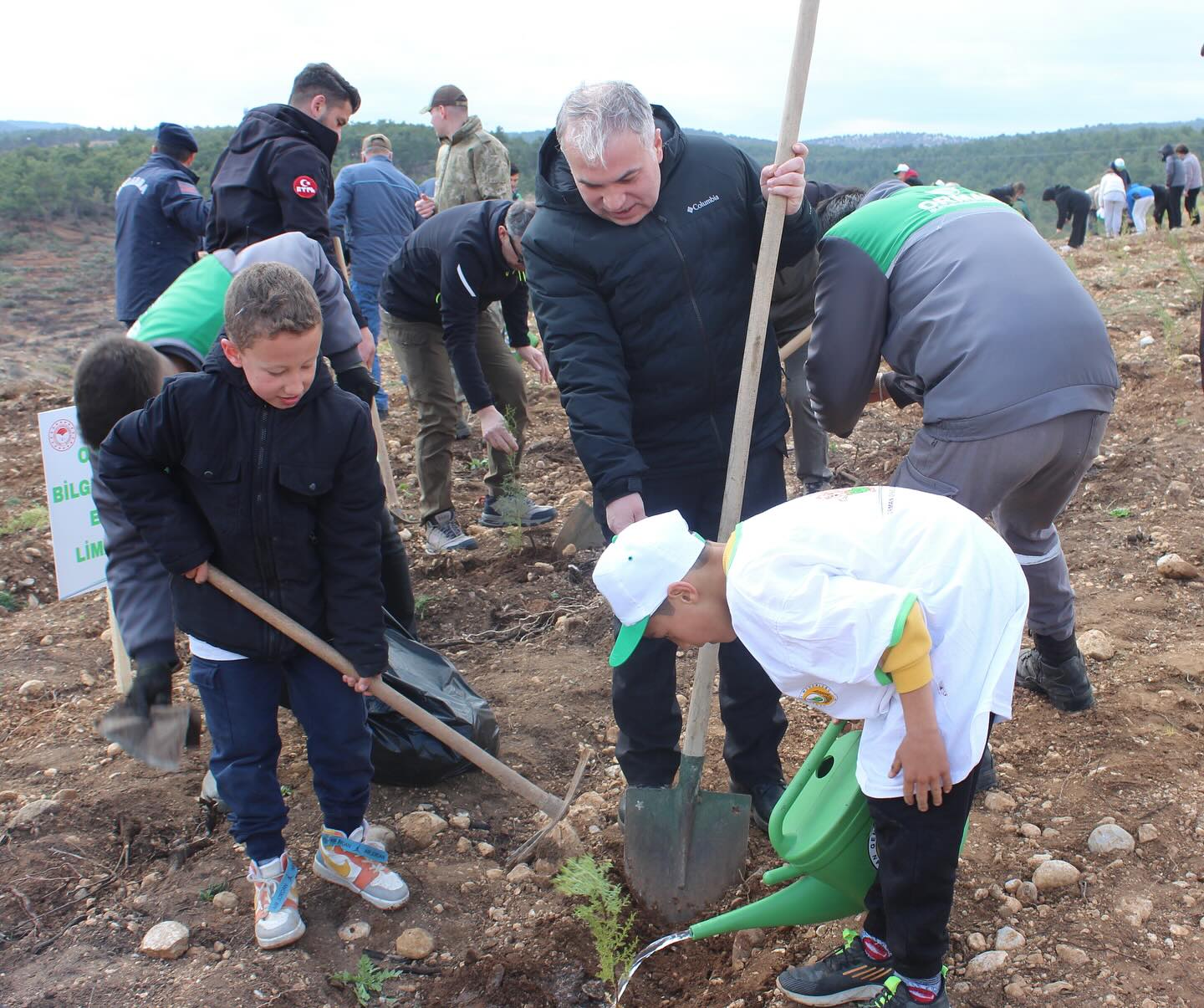 Kaymakam Duru, Orman Haftası'nda fidan dikme etkinliğine katıldı.