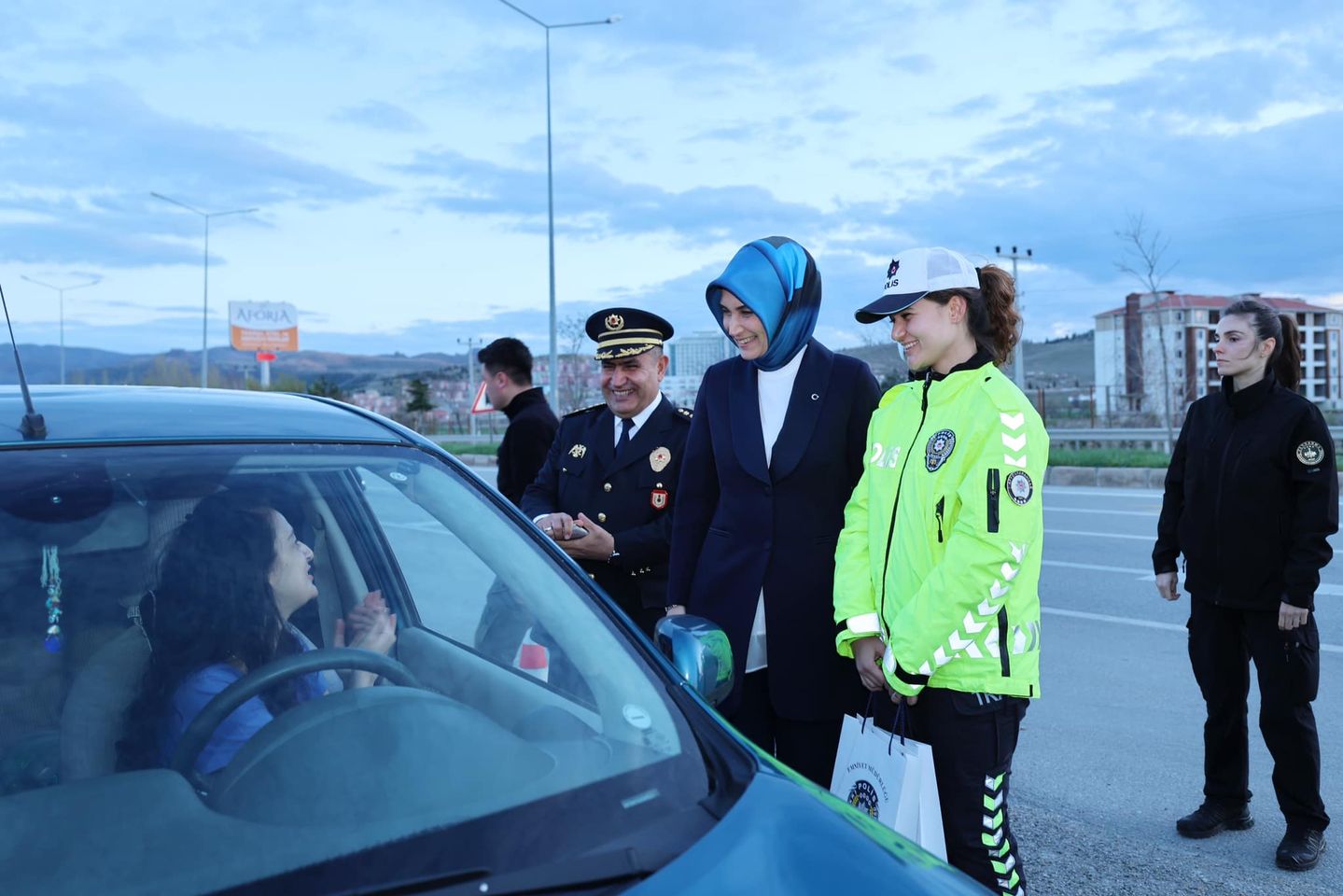 Afyonkarahisar Valisi, Trafik Güvenliğini İftar Paketleriyle Anlattı