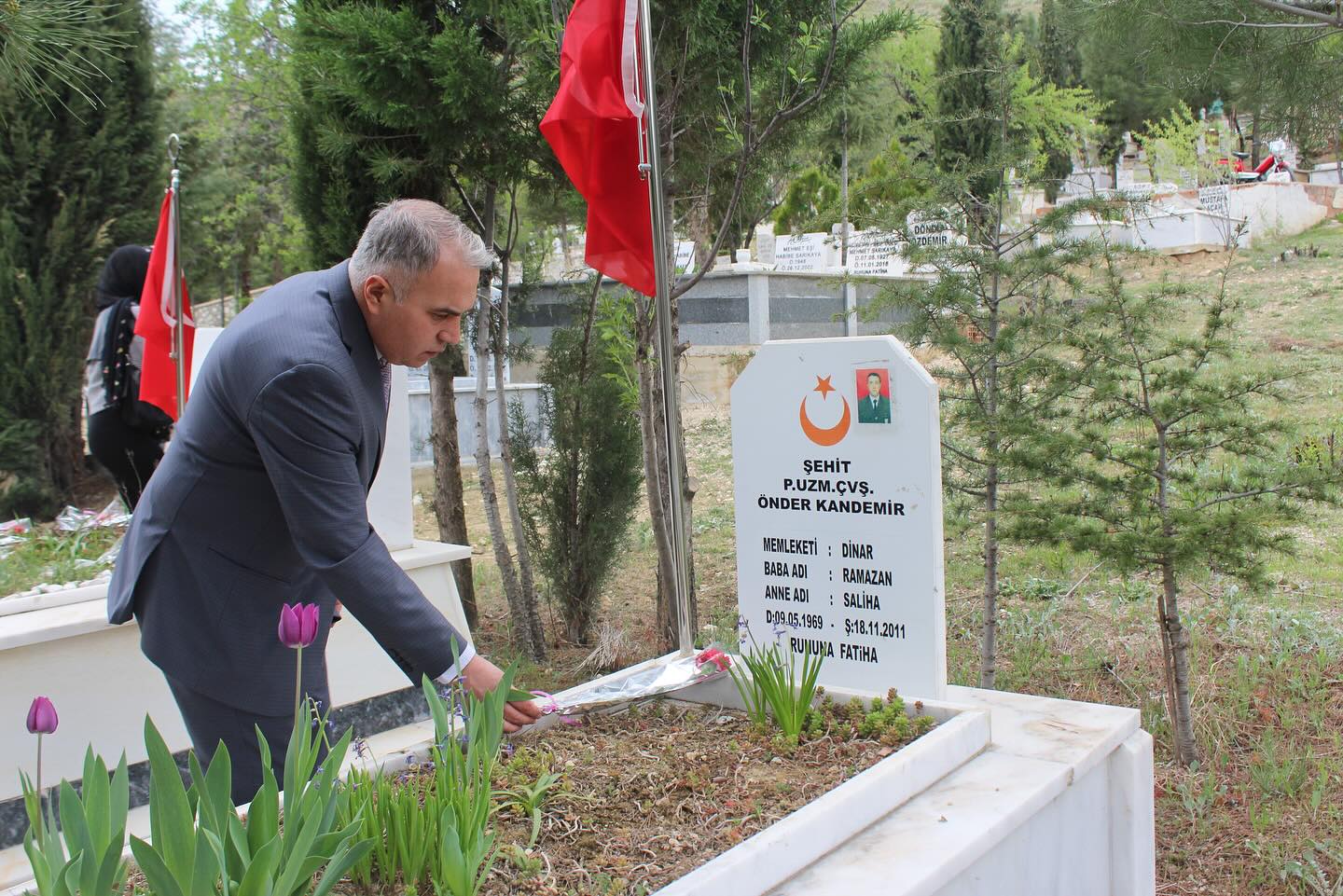 Kaymakamımız Kemal Duru, Ramazan Bayramı'nda Şehitlik'i ziyaret etti ve Şehitlerimize karanfil bıraktı.