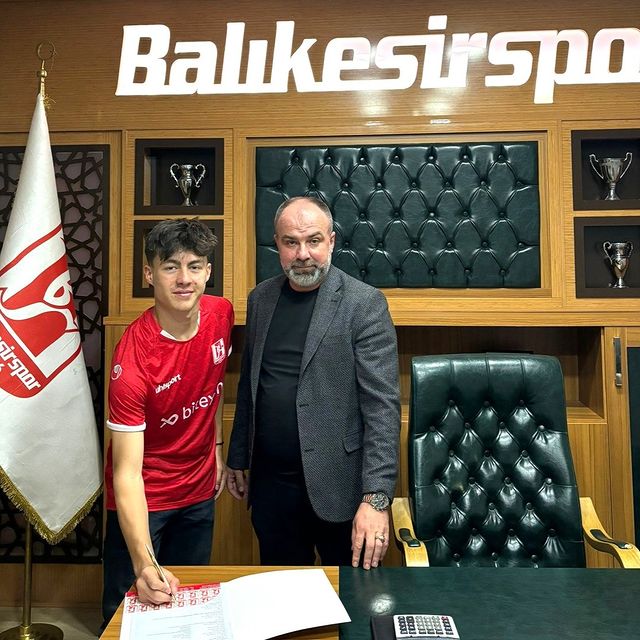 Genç yeteneğe imza: Balıkesirspor, U-15 Takımı oyuncularından Kaan Bozkurt'u profesyonel yaptı