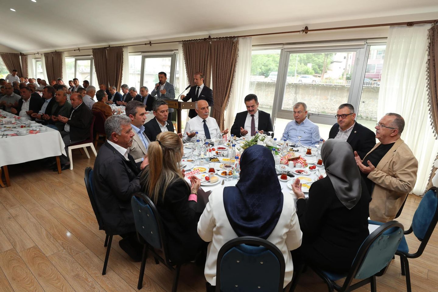 Yılmaz Doruk, Amasya Valisi Olarak Görev Yaptığı Dönemde Bölgenin Milletvekilleri ve Muhtarları İle Bir Toplantı Gerçekleştirdi