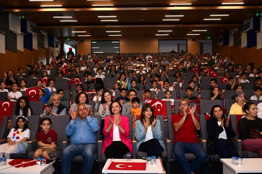 İzmir'de 23 Nisan Ulusal Egemenlik ve Çocuk Bayramı Etkinlikleri Kapsamında Resim Yarışması