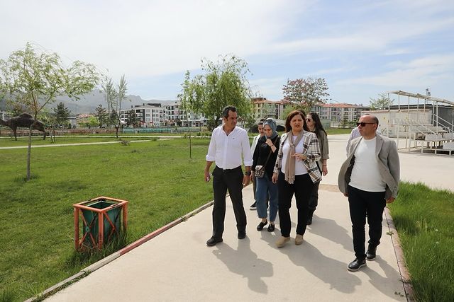 Afyonkarahisar Belediye Başkanı Burcu Köksal, Akarçay bölgesindeki Kanalizasyon Sorunları Hakkında Açıklama Yaptı