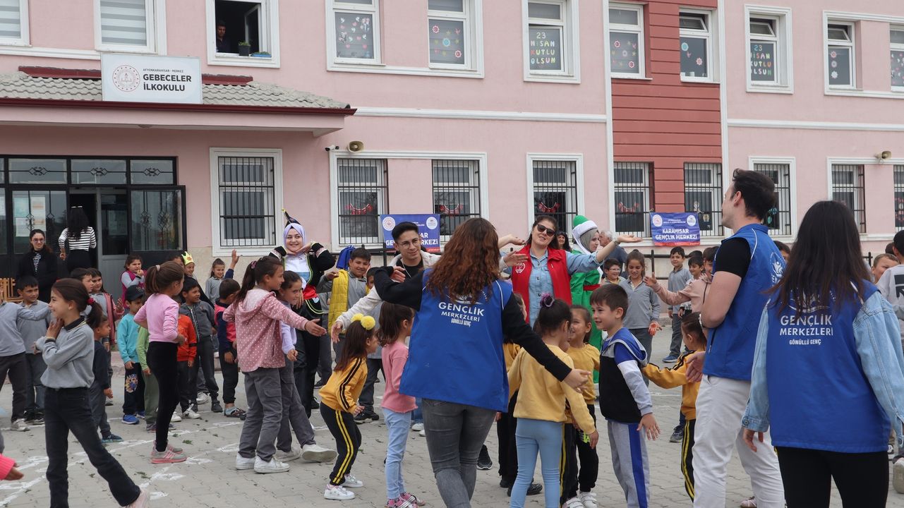 Gönüllülerden İlkokulda Eğlence ve Mutluluk Dolu Buluşma