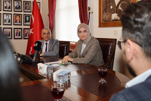 Vali Yiğitbaşı, Uşak Üniversitesi İletişim Fakültesi'nde Öğrencilerle Bir Araya Geldi