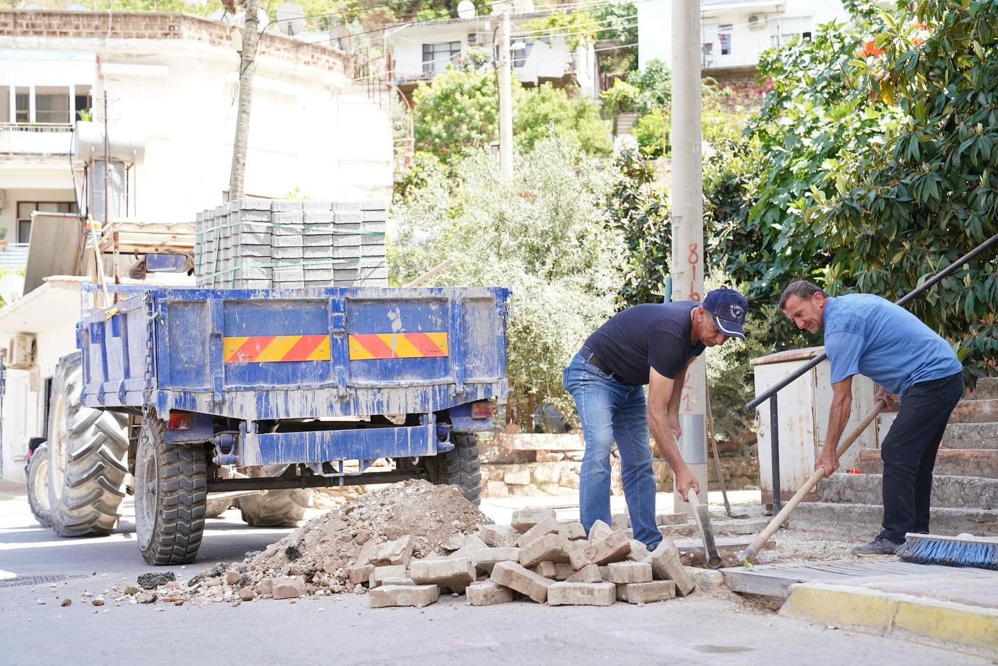 Finike Belediyesi Şehirde Temizlik Çalışmalarını Sürdürüyor