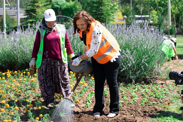 Afyonkarahisar'da Park ve Bahçelerde Estetik Düzenlemeler