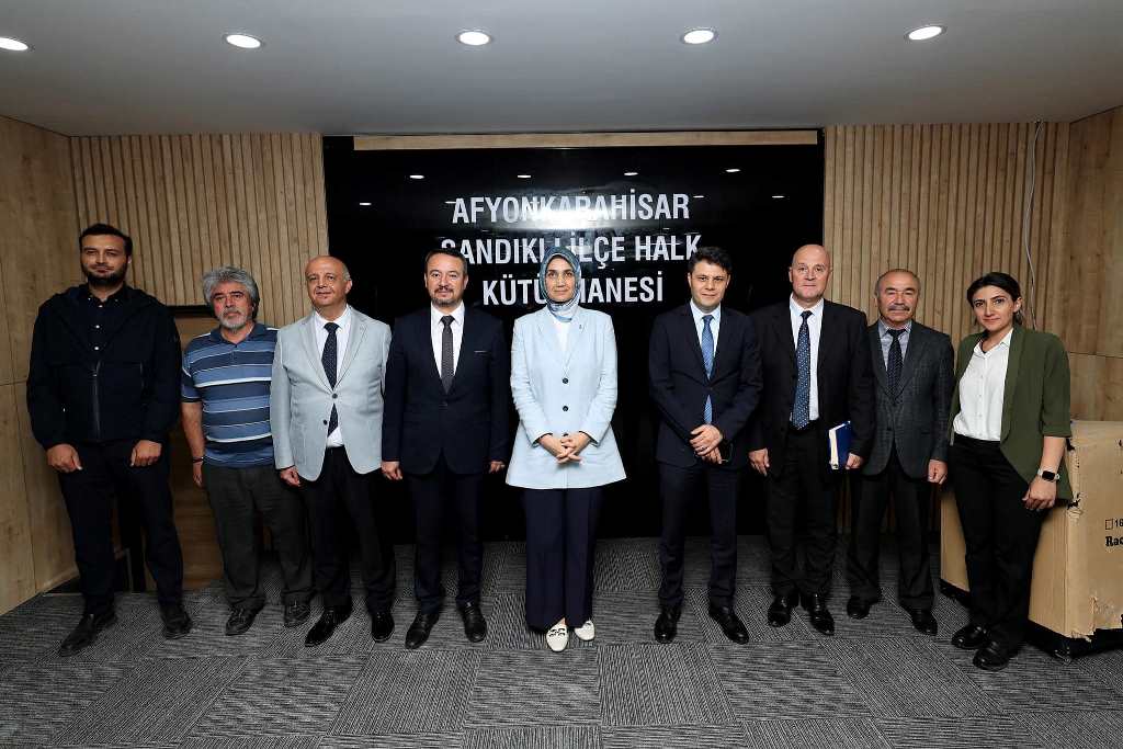 Vali Dr. Kübra Güran Yiğitbaşı, Sandıklı'daki Halk Kütüphanesinde İncelemelerde Bulundu