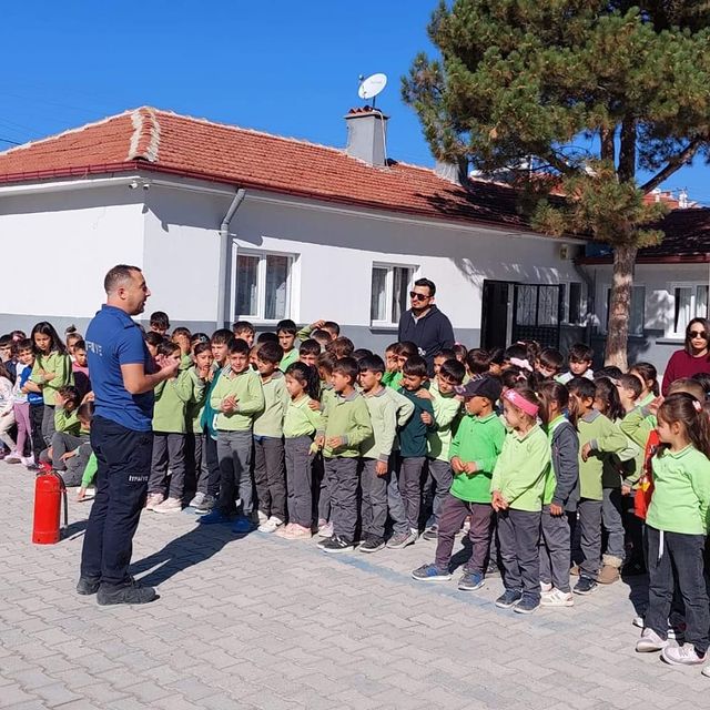 İscehisar'da Karaağaç İlkokulu'nda Öğrencilere Yangın ve Deprem Eğitimi Verildi