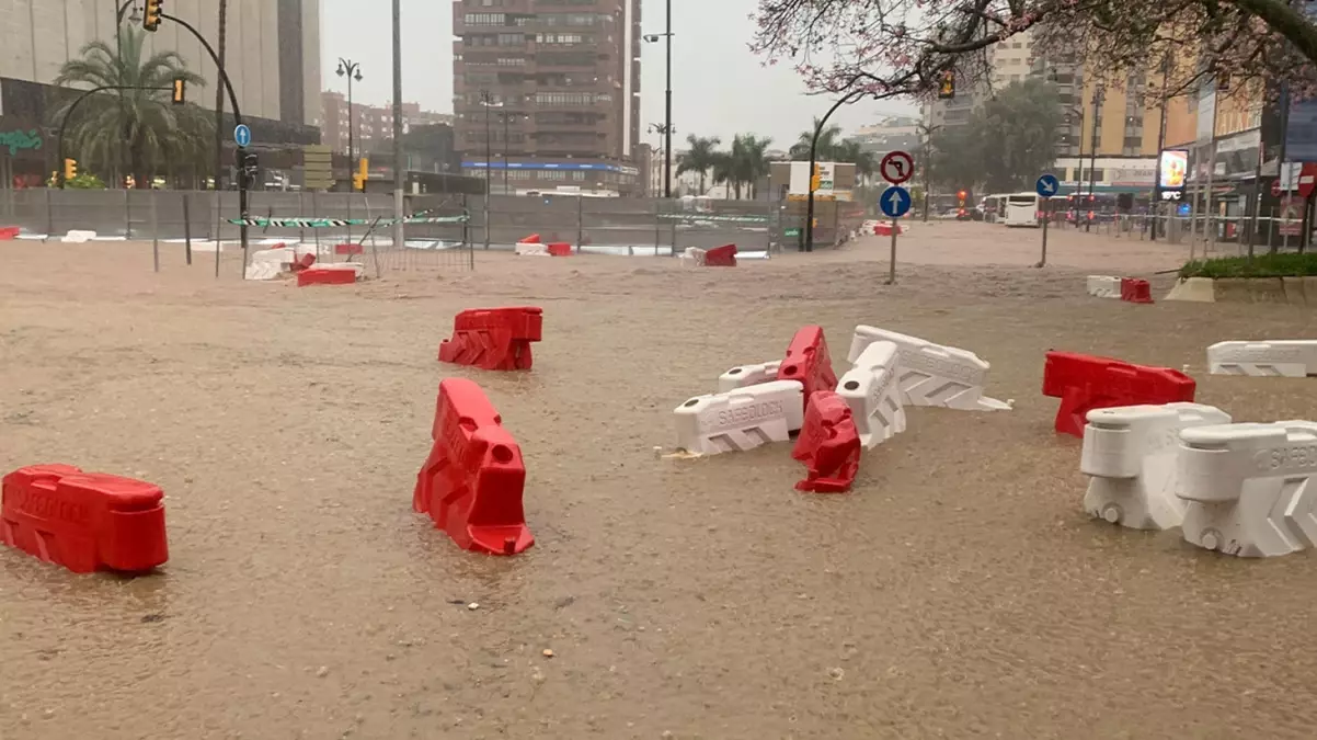 İspanya'nın Malaga Kenti Sel Felaketiyle Mücadele Ediyor