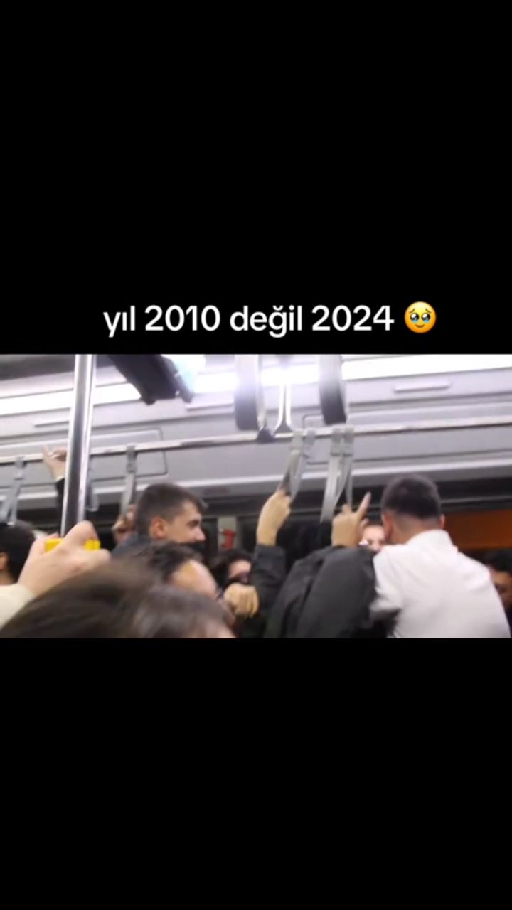 Metrobüste Sürpriz Ninni: Gençler Ufaklığı Eğlendirdi!