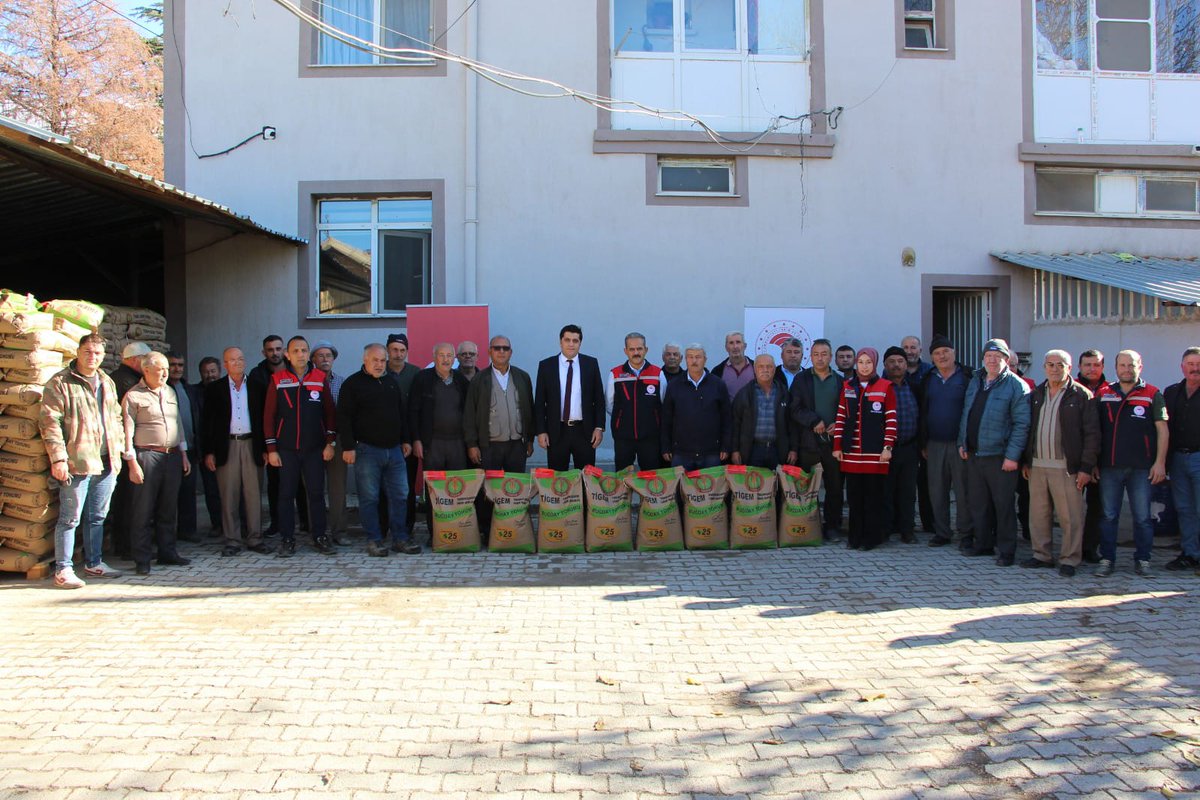 Başmakçı'da Çiftçiye 20 Ton Sertifikalı Buğday Tohumu Desteği