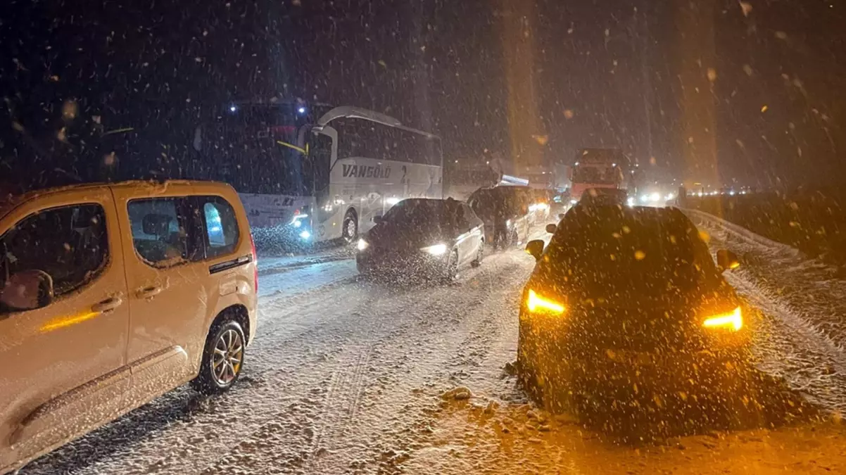 Bolu'da Kar Yağışı Ulaşımı Durma Noktasına Getirdi: Otoyol Trafiğe Kapandı