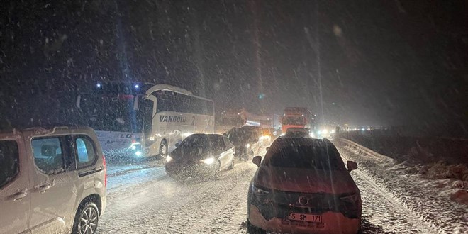 Yoğun Kar Yağışı Anadolu Otoyolu ve Düzce Geçişini Kapattı