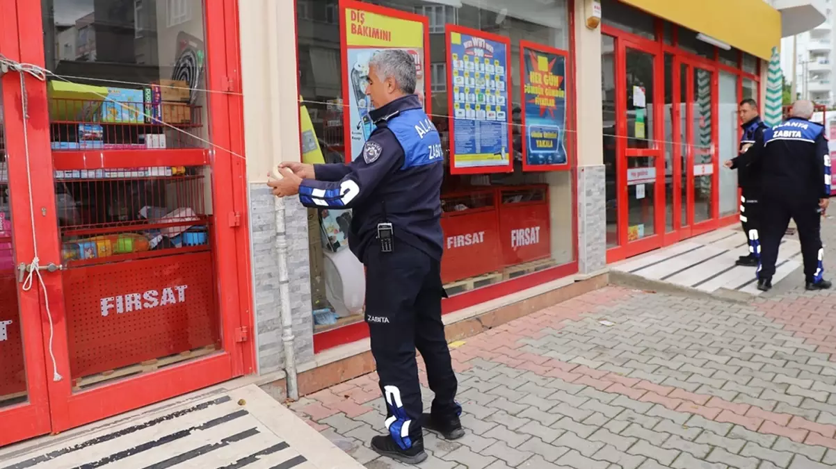 Antalya'da Zincir Market Şubesine Mühür: Tüketici Sağlığı Tehlikede!