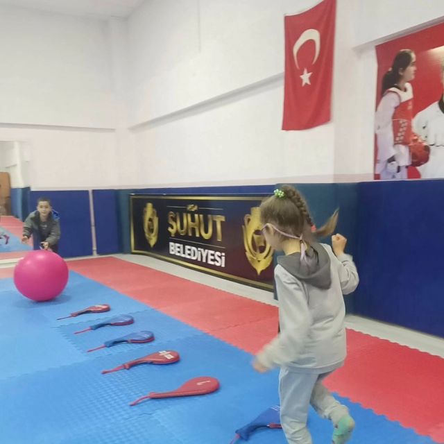 Şuhut’ta Spor Rüzgarı: İlkokullarda Karate ve Kadın Kültür Evinde Plates Coşkusu