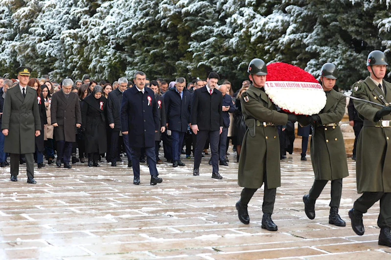 Öğretmenler ve Bakan Tekin, Anıtkabir'de Atatürk'ü Andı