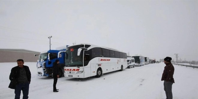 Yoğun Kar Yağışı Malatya-Kayseri Kara Yolunu Kapattı