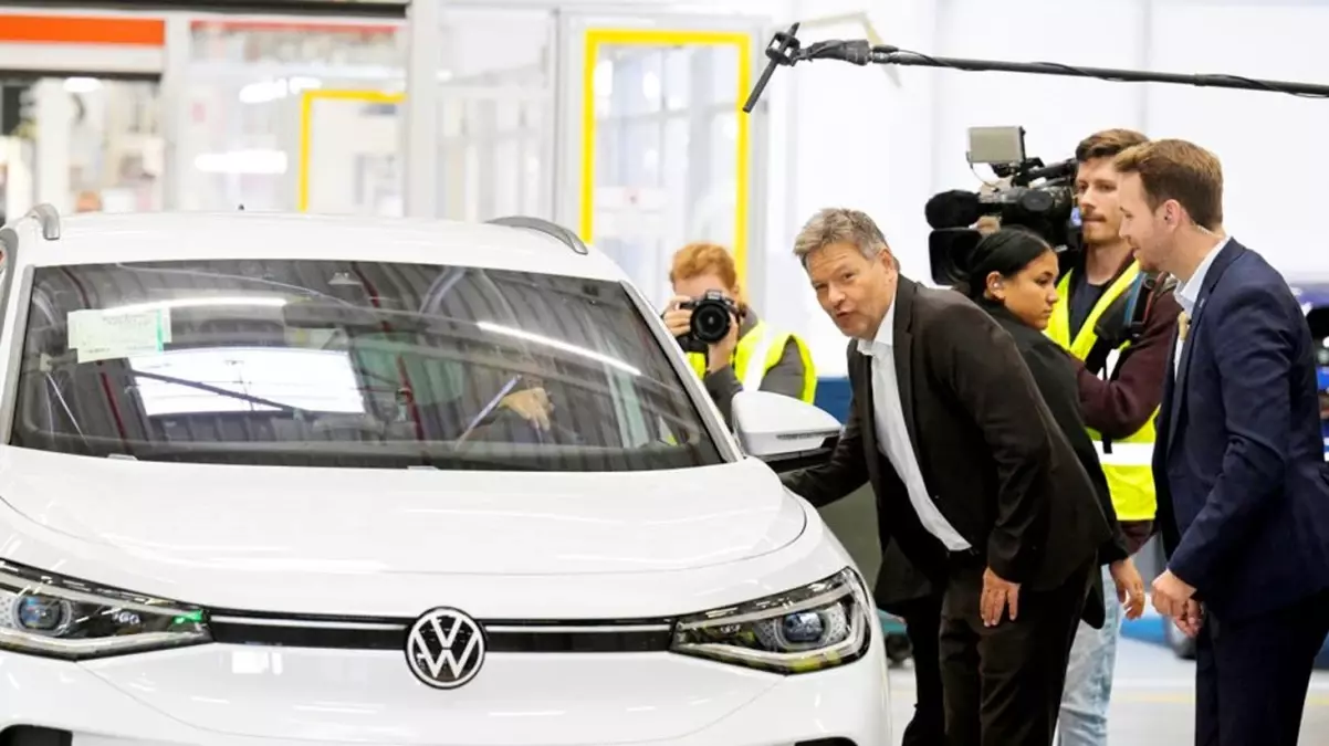 Almanya Ekonomi Bakanı: Volkswagen'e Ucuz Elektrikli Araç Üretimi Çağrısı