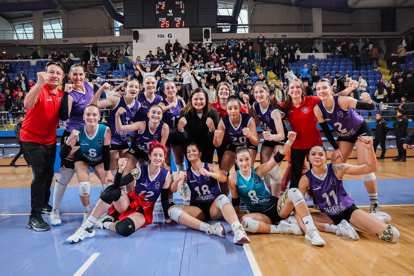 Afyon Belediye Yüntaş Voleybol Takımı Liderlik Koltuğunda!