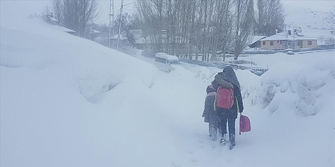 Hakkari'de Don ve Buzlanma Nedeniyle Taşımalı Eğitime Ara Verildi