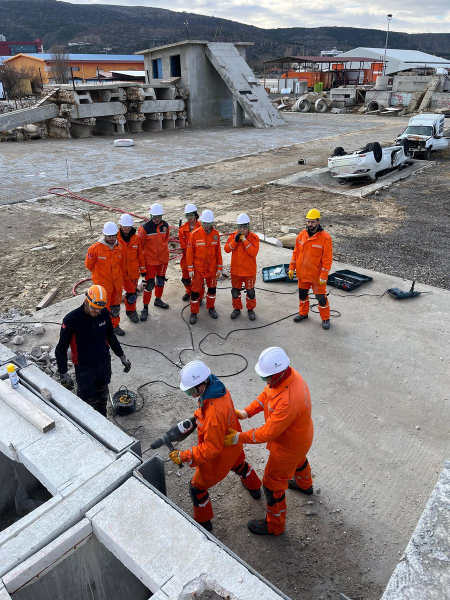 Deprem Hazırlığı İçin AFSÜ Öğrencilerine Arama Kurtarma Eğitimi