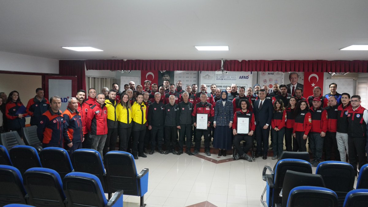 Afyonkarahisar’da Arama Kurtarma Teşkilatları Arma Töreniyle Taçlandırıldı