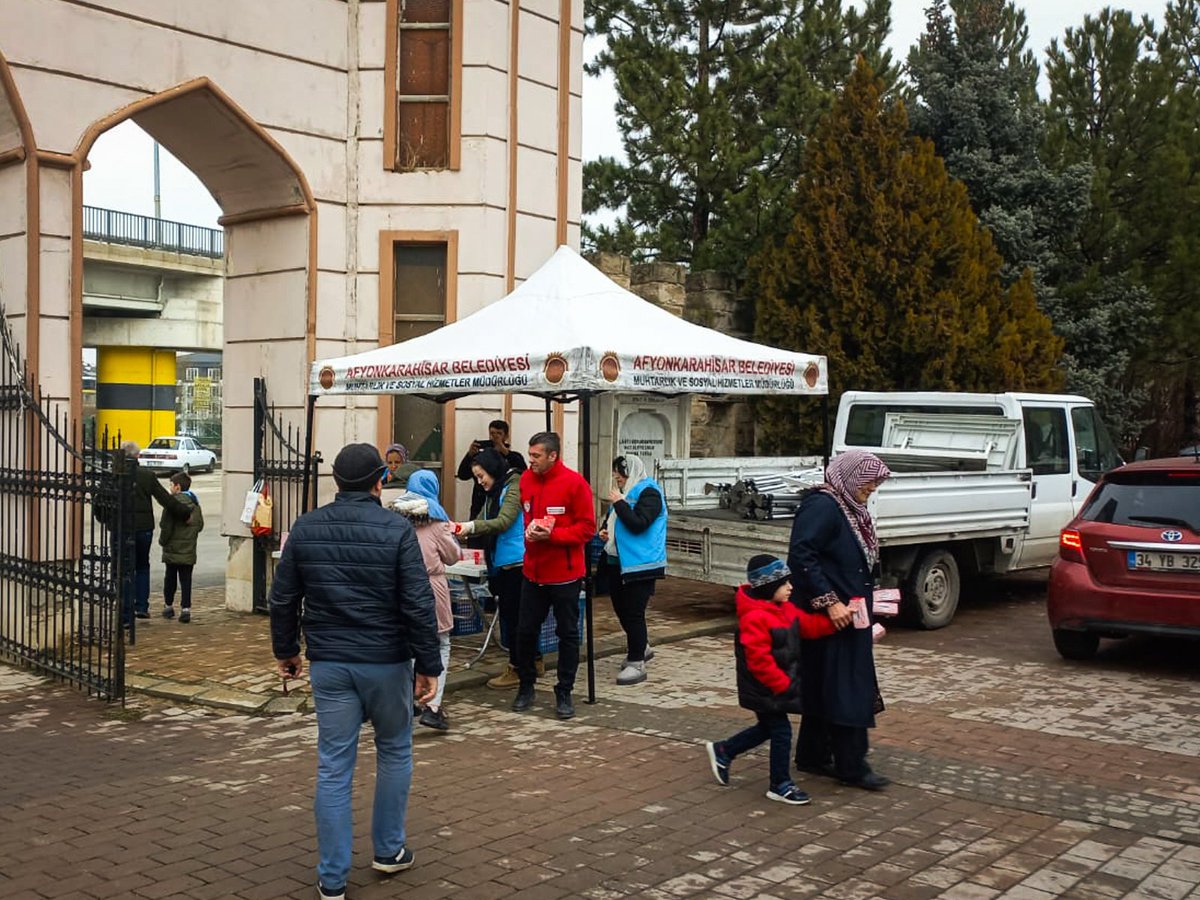 Afyonkarahisar’da Miraç Kandili’nde Kabir Ziyaretçilerine Sıcak İkram