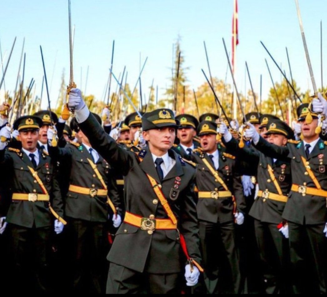 Gazi Mustafa Kemal Atatürk'ün Işığında Yükselen Onurlu Nesil: Teğmenler