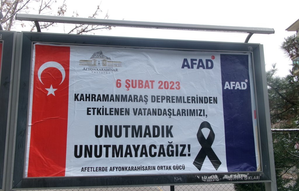 Şehirde Deprem Anısına Billboardlar ve Led Ekranlar Aydınlatılıyor