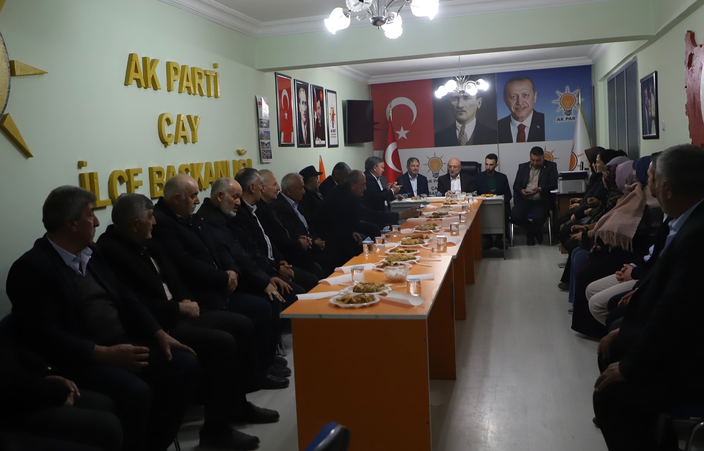 AK Parti Afyonkarahisar İl Başkanı Çay İlçe Teşkilatı ile İstişare Toplantısı Gerçekleştirdi