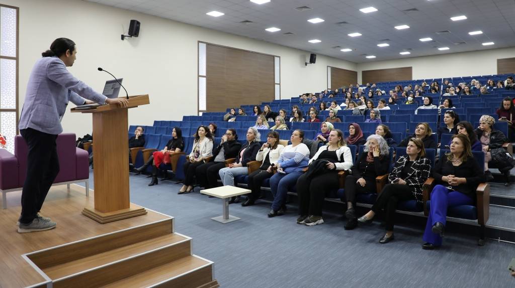 Afyonkarahisar'da Kadınların Estetik Algısı ve Toplumsal Baskılar Paneli Düzenlendi