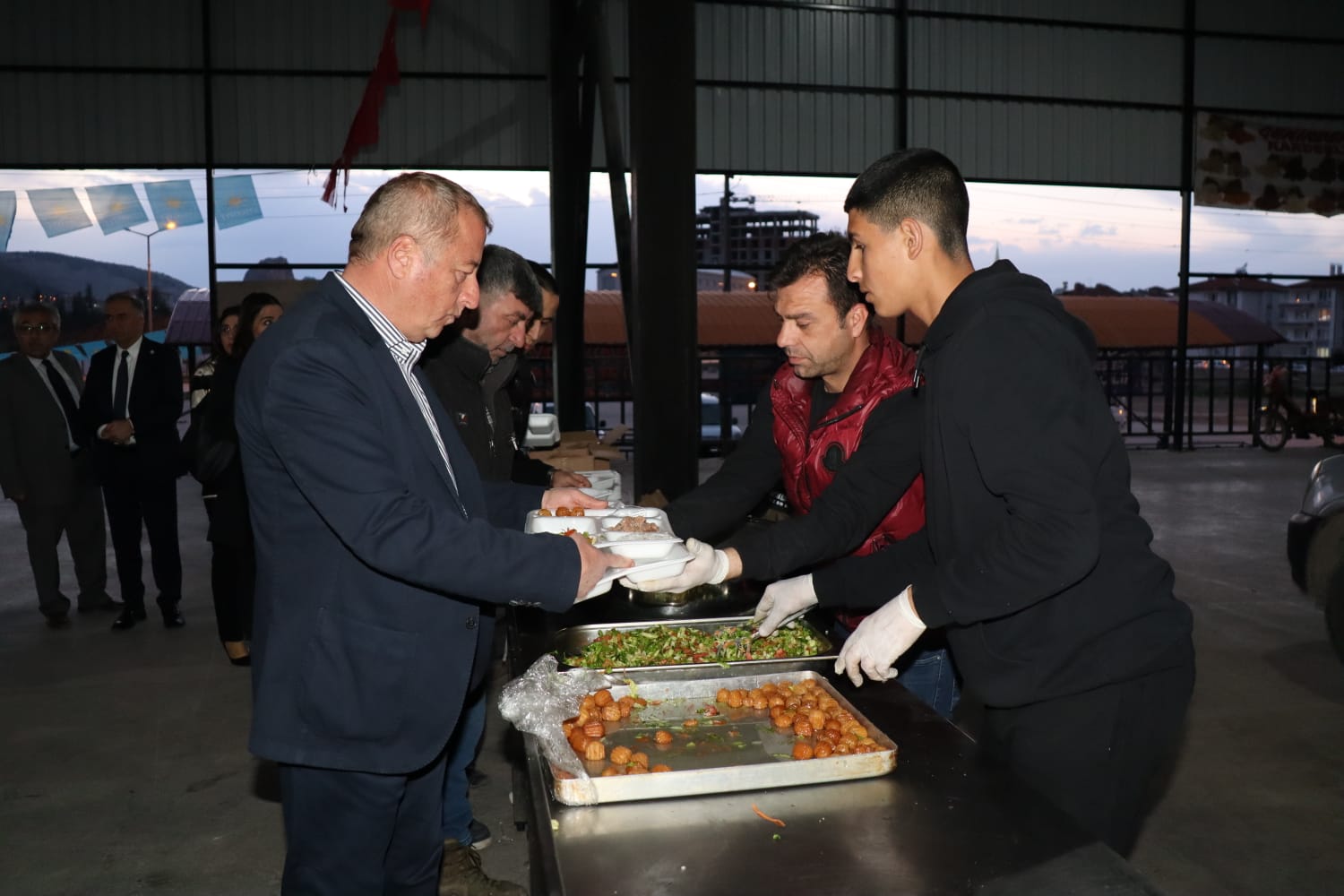 İYİ Parti adaylarından iftar yemeği