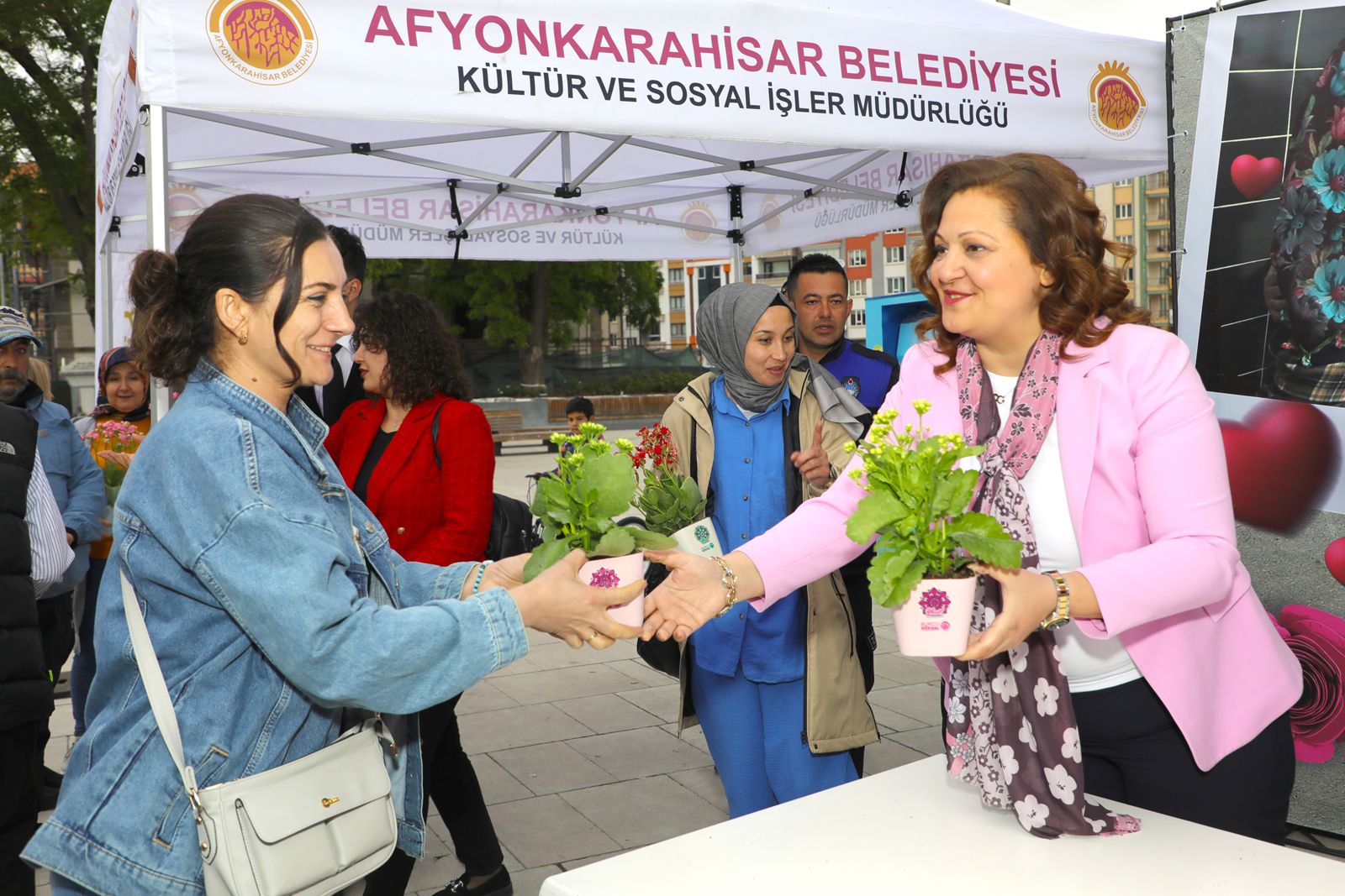 Burcu Köksal'dan Afyonkarahisar'da Anlamlı Anneler Günü Kutlaması