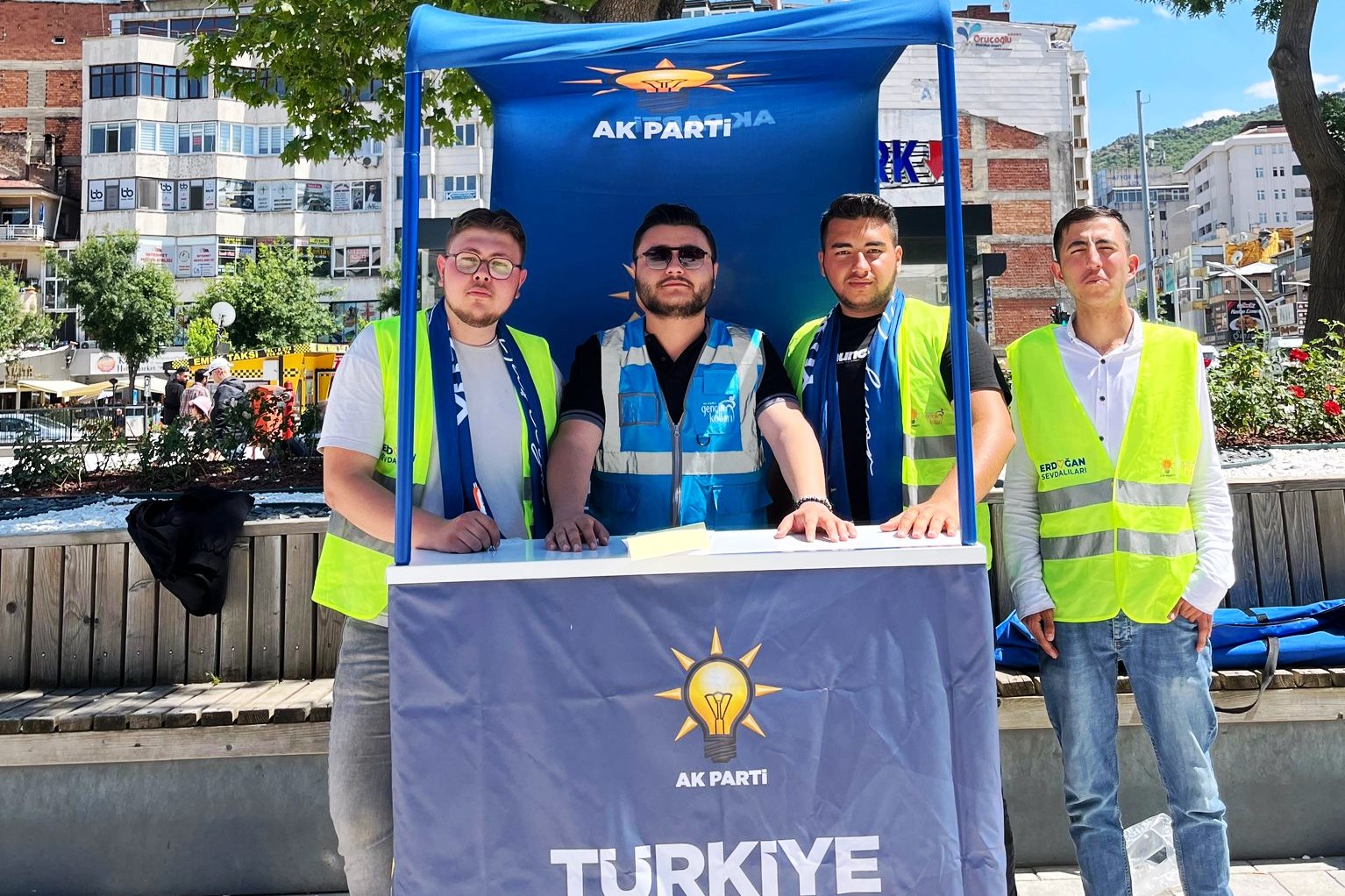 Afyonkarahisar'ın kalbi Zafer Meydanı, AK Parti'nin üye çalışmalarıyla hareketleniyor