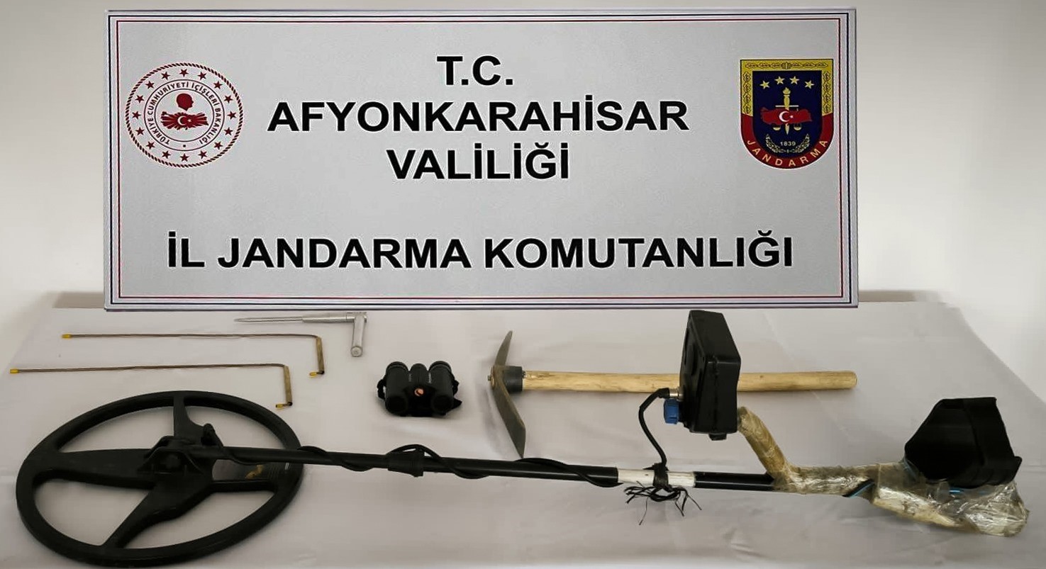 Jandarma, Afyonkarahisar'da Define Arayıcılara Suçüstü Yaptı!